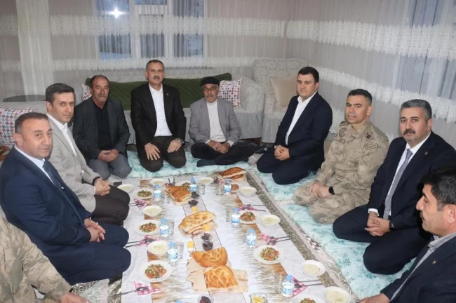 Vali Bozkurt, Patnos Akyemiş'te çiftçi ailenin sofrasına konuk oldu