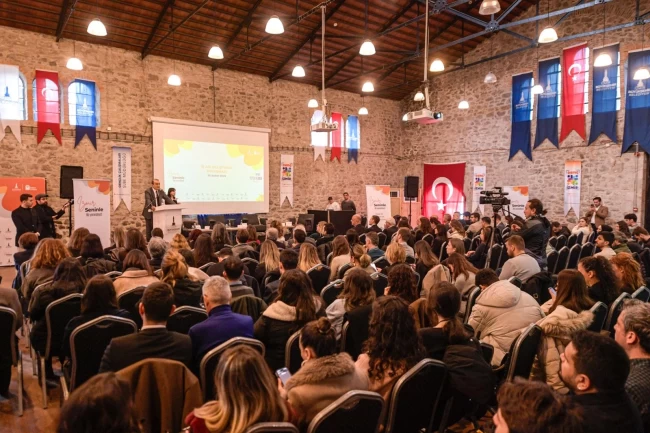 İzmir'de gençler ile iş dünyası aynı masada