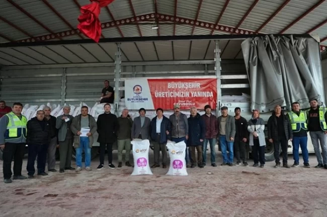 Denizli Büyükşehir'den üreticiye gübre desteği başladı