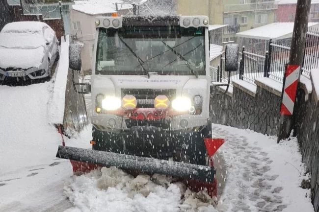 Bursa Osmangazi'nin yüksek kesimlerinde kar mesaisi