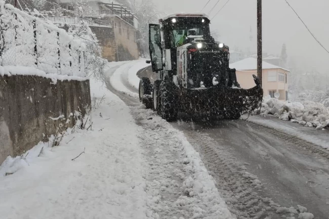 Trabzon Büyükşehir Ekipleri karla mücadeleyi sürdürüyor