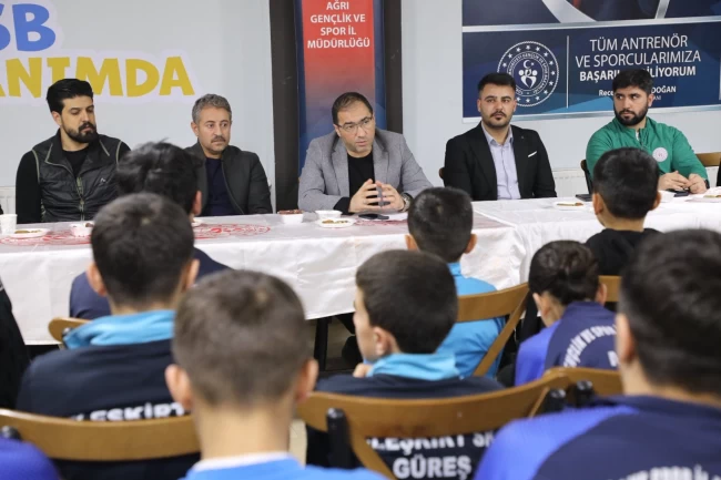 Ağrı'da Sporcu Eğitim Merkezi'nde gençlerle iftar buluşması
