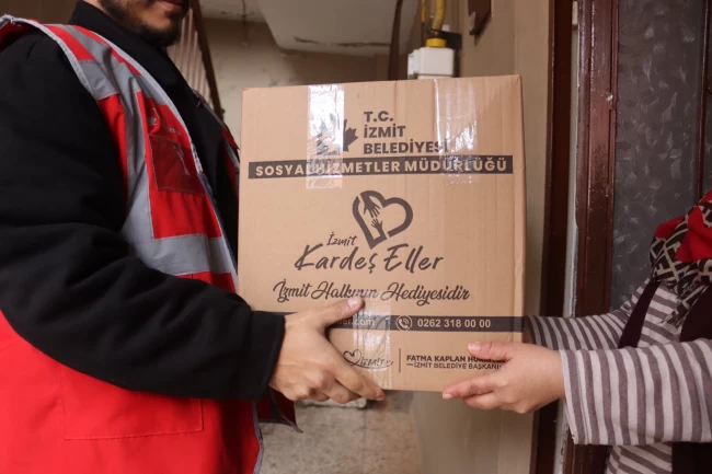 İzmit'te gıda kolileri ihtiyaç sahiplerine ulaşıyor