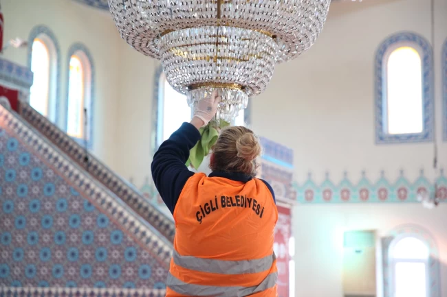 İzmir Çiğli'de ibadethaneler için temizlik mesaisi