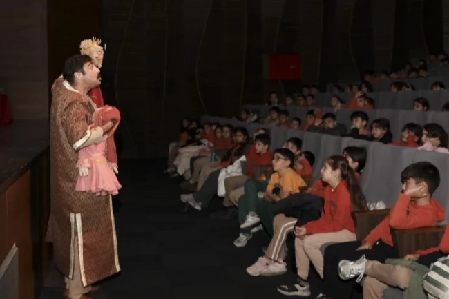 ‘Bilge Hekim Lokman' Mersin'de gençlerle buluştu