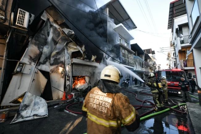 İzmir Buca'da iş yeri yangını panik yarattı