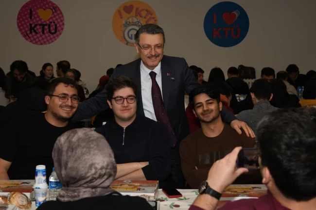 Başkan Genç, KTÜ'lü öğrencilerle iftar sofrasında buluştu