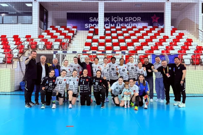 Bursa Büyükşehirli kadın henbolcular zirvede tek başına