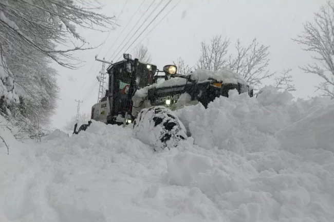 Ordu'da Büyükşehir ekipleri karla mücadelede sahada