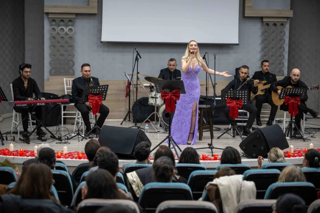 İzmir Bornova'da aşk şarkıları gecesi