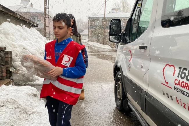 Ağrı'da Kızılay'dan gönülleri ısıtan pide dağıtımı
