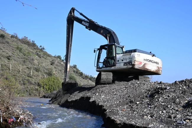 Manisa'da MASKİ Kırtık Deresi'ni temizledi