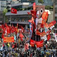 Meydanlarda Devrim Seslendirildi