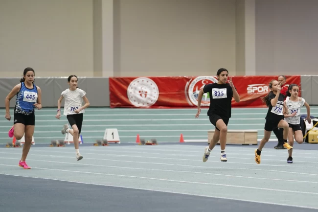 Bursa Büyükşehir Belediyesporlu atletler Türkiye Şampiyonası'nı 3 madalyayla tamamladı