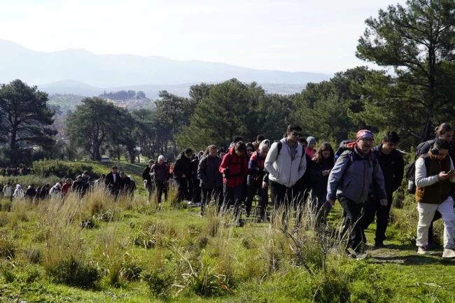 İzmir'de gençler baharı doğayla karşıladı