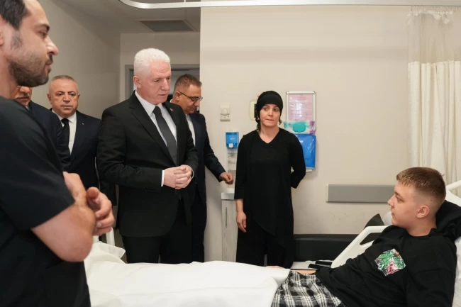 İstanbul Valisi Gül'den yaralı liseliye ziyaret