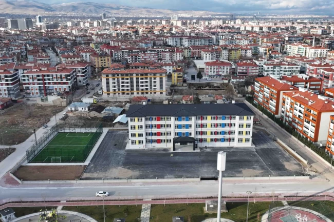 Konya Karatay'da 8 okul FIFA standardında sahalara kavuşuyor