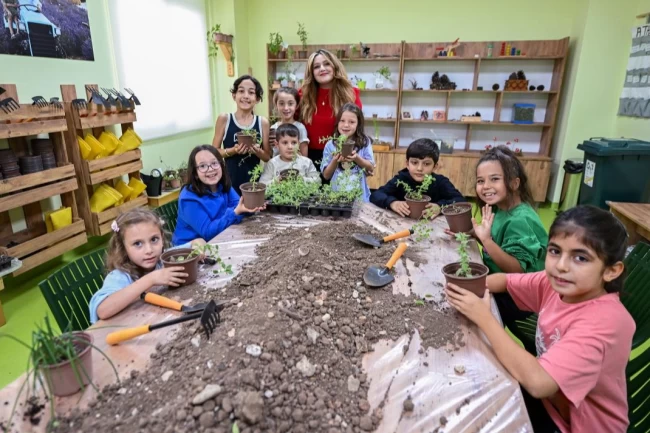 Mersin'de minik eller toprakla hayata dokunuyor