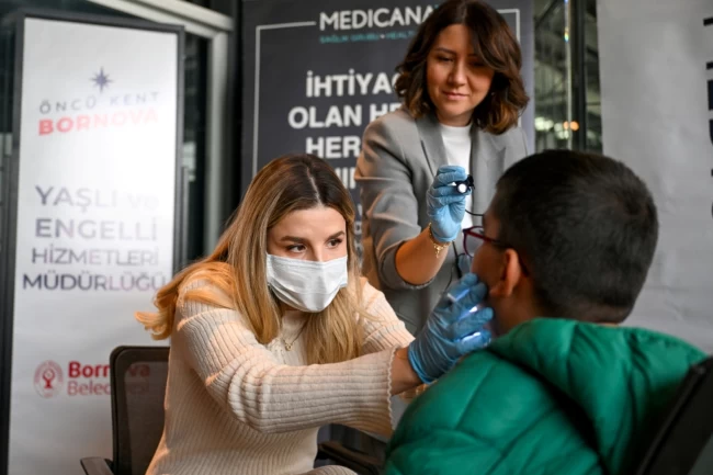 İzmir Bornova'da işitme engelli öğrencilere diş taraması