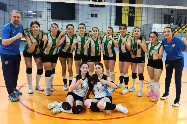 Artvin'de genç kızlar voleybolunun şampiyonu Artvinspor