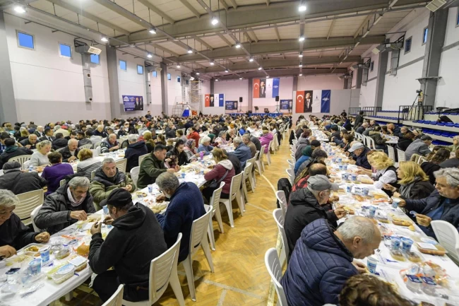 İzmir Büyükşehir'in iftar sofrası Foça'da kuruldu