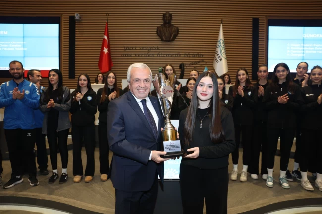 Bursa Nilüfer'in genç sporcuları başarılarını mecliste paylaştı