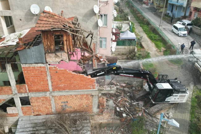İzmit Kozluk'ta tehlike oluşturan metruk binaya yıkım