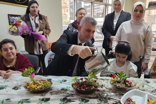 Kocaeli Gölcük'te çiçekler engelleri aştı