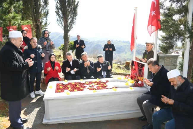Trabzon'da Başkan Genç'ten Şehit Pilot Gençcelep'in kabrine ziyaret