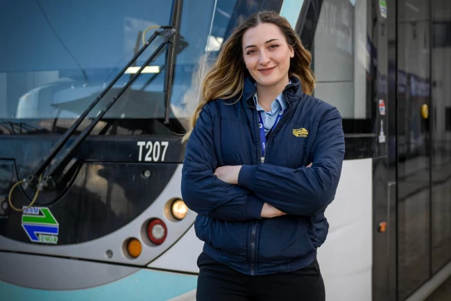 İzmir'de tramvay koltuğunda bir kadın... Raylarda kadın gücü