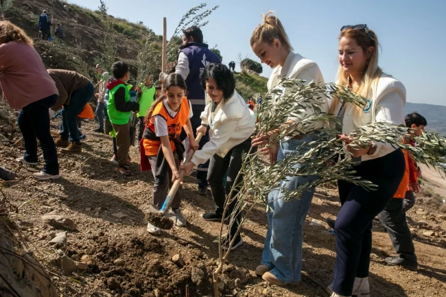 İzmir Güzelbahçe'de 1000 zeytin fidanı toprakla buluştu