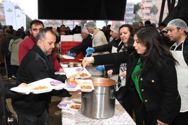 Osmangazi'de Ramazan bereketi 1050 Konutlar'da paylaşıldı