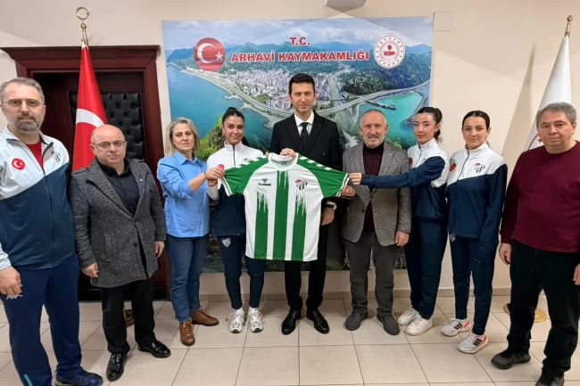 Artvinspor Kadın Voleybol Takımı'ndan Arhavi Kaymakamı Çimşir'e ziyaret