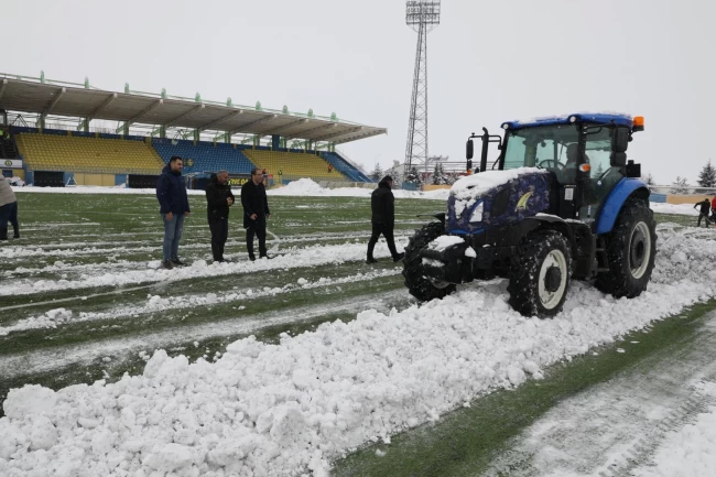 Ağrı'da müdür traktörle sahaya indi