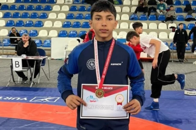 Ağrı'nın gururu Berat Çelik Rize'de şampiyon oldu