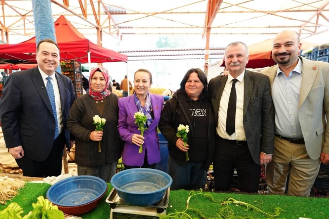 Manisa'da 8 Mart'ta kadınlara çiçek sürprizi