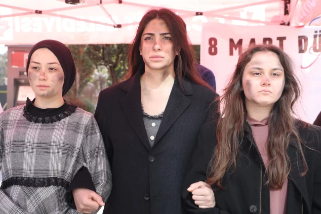 Kocaeli İzmit'te ‘Bi Dünya Kadın' canlı heykel sergisi