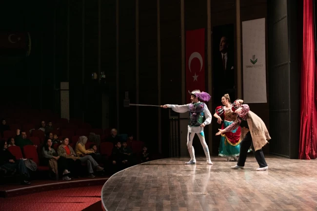 'Don Kişot' İzmirli minik izleyicileri büyüledi