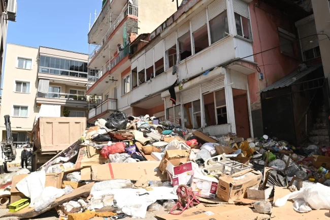 Karabağlar'da 'çöp ev'den 12 kamyon atık çıkarıldı