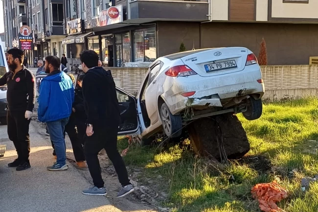 Düzce'de kontrolden çıkan otomobil kayaya çarptı: 2 yaralı!