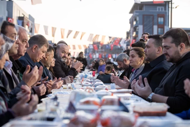 İzmir Çamdibi'nde binlerce kişilik iftar sofrası