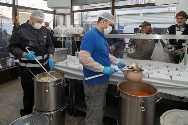 İzmir'de dayanışma seferberliği! Büyükşehir milyonlara ulaştı