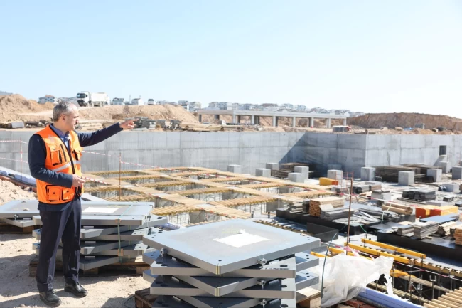 Çayırova Devlet'e deprem izolatörleri monte ediliyor