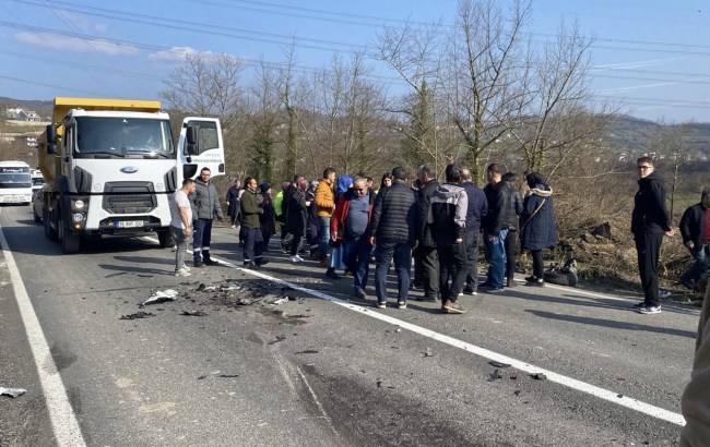 Subaşında kaza.. İşçi servisi ve otomobil kafa kafaya çarpıştı