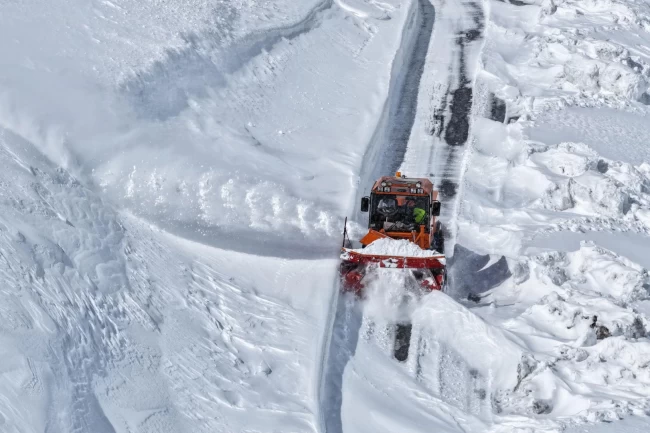 Bahar Van'a gelemedi! Karla mücadele sürüyor