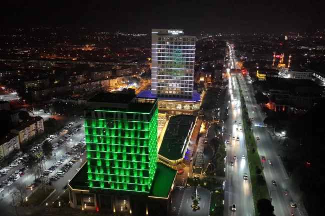 Manisa Büyükşehir'den Tıp Bayramı'na özel ışıklandırma