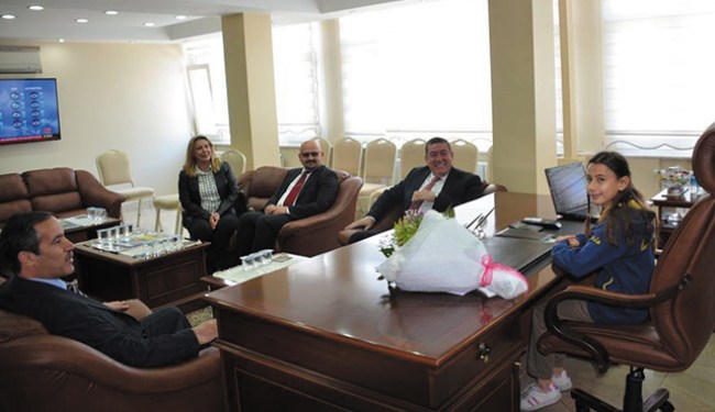 Başkan Tekin, koltuğunu Ayşenaz'a bıraktı.