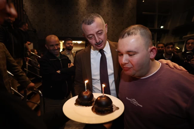 Kocaeli'de Başkan Büyükakın'dan Arif'e doğum günü sürprizi