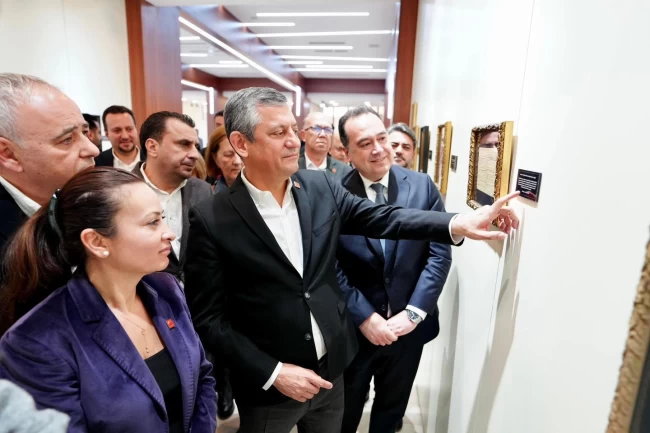 CHP lideri Özel "Sarışın Bir Kurt" sergisini gezdi
