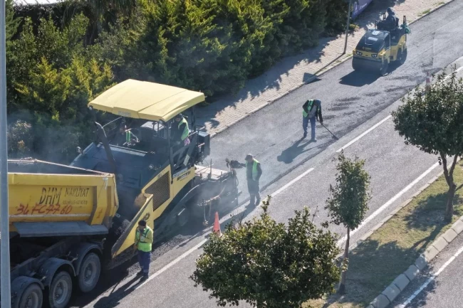 İzmir'de Çeşme'nin yolları yaza hazırlanıyor